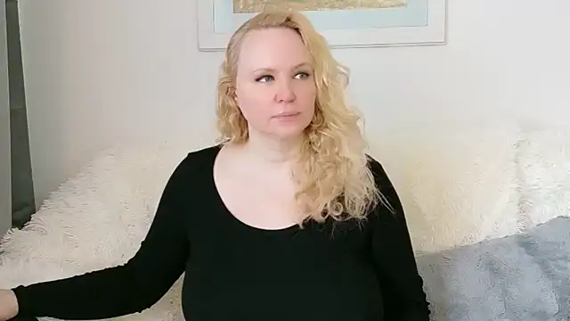 Snapshot of Sarah4you chatting on 03-28-26, 01:00 Sarah4you online show from 03-28-26, 01:00
