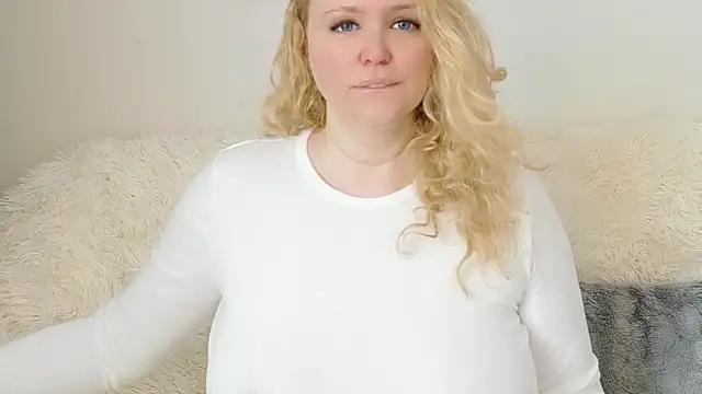 Snapshot of Sarah4you chatting on 04-04-26, 12:24 Sarah4you online show from 04-04-26, 12:24