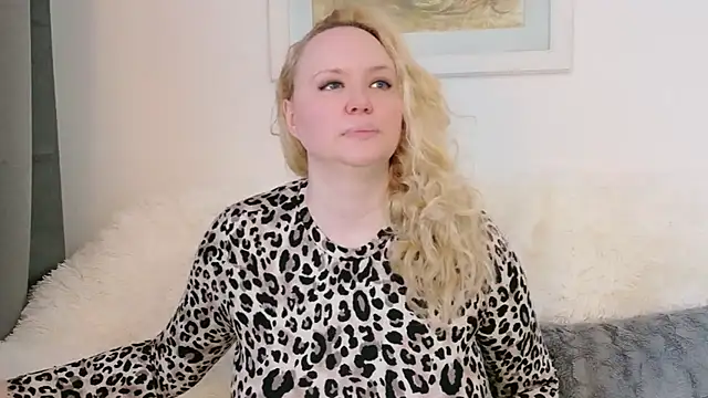Snapshot of Sarah4you chatting on 04-06-26, 04:52 Sarah4you online show from 04-06-26, 04:52