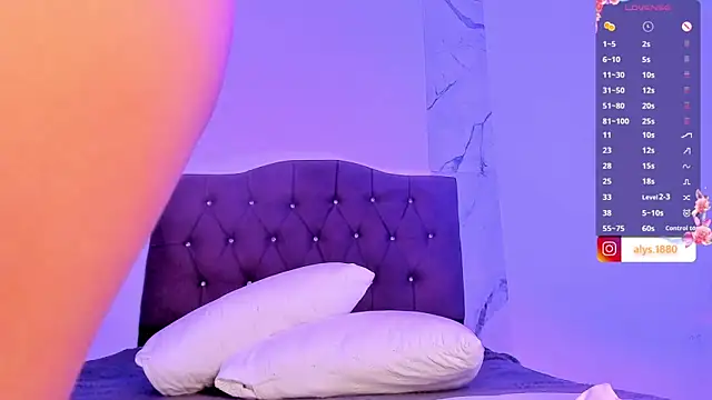 Snapshot of alysson_18 chatting on 10-27-25, 02:43 alysson 18 online show from 10-27-25, 02:43