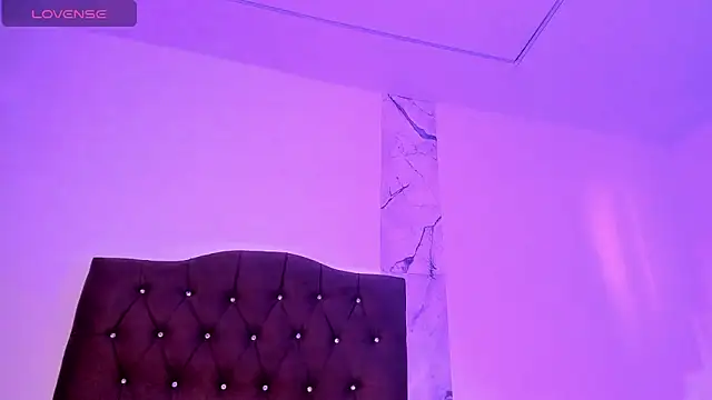 Snapshot of alysson_18 chatting on 11-06-25, 01:12 alysson 18 online show from 11-06-25, 01:12