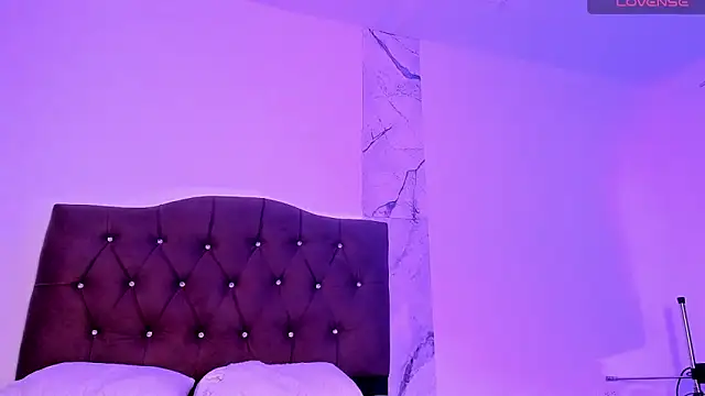 Snapshot of alysson_18 chatting on 11-11-25, 01:33 alysson 18 online show from 11-11-25, 01:33