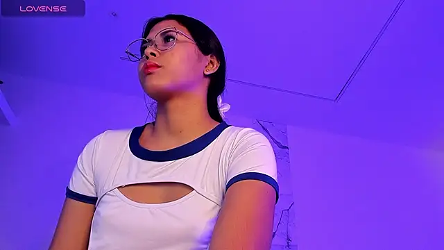 Snapshot of alysson_18 chatting on 11-25-25, 01:22 alysson 18 online show from 11-25-25, 01:22