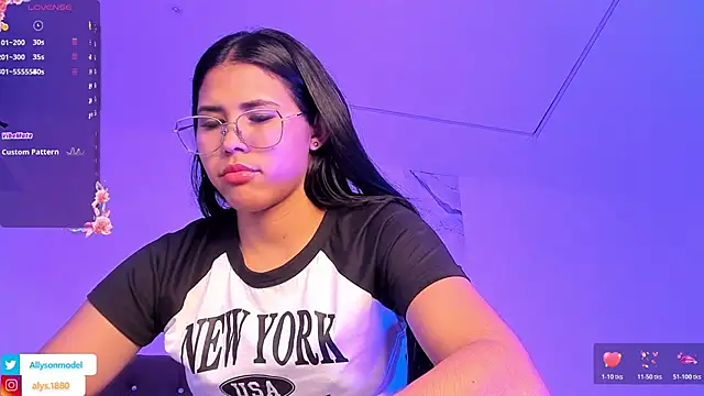 Snapshot of alysson_18 chatting on 11-29-25, 01:52 alysson 18 online show from 11-29-25, 01:52