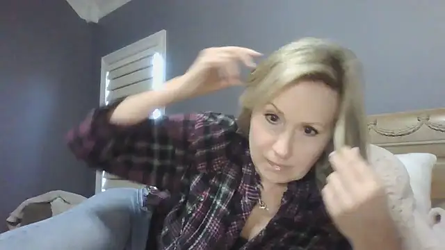 Snapshot of Lisaisluscious chatting on 02-17-25, 09:30 Lisaisluscious online show from 02-17-25, 09:30