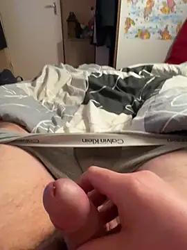 Snapshot of Tomi2244 chatting on 12-16-25, 05:40 Tomi2244 online show from 12-16-25, 05:40