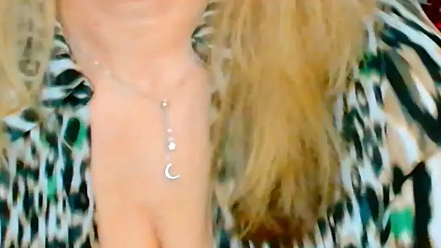 Snapshot of Tyana40 chatting on 02-28-25, 05:37 Tyana40 online show from 02-28-25, 05:37