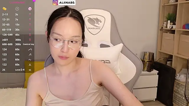 Snapshot of aliiiiiina chatting on 01-21-25, 10:52 aliiiiiina online show from 01-21-25, 10:52