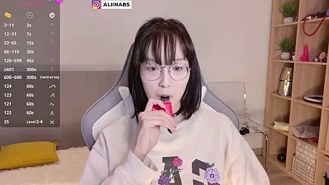 Snapshot of aliiiiiina chatting on 02-06-25, 04:03 aliiiiiina online show from 02-06-25, 04:03