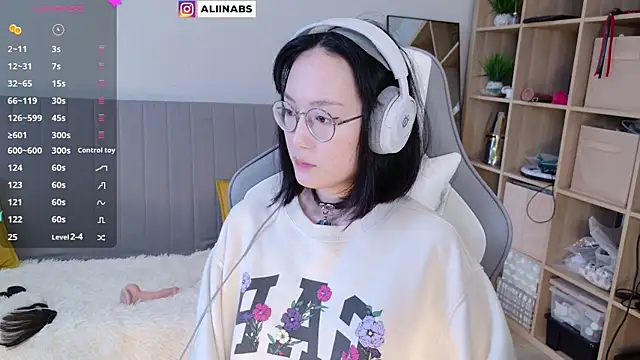 Snapshot of aliiiiiina chatting on 02-24-25, 05:54 aliiiiiina online show from 02-24-25, 05:54