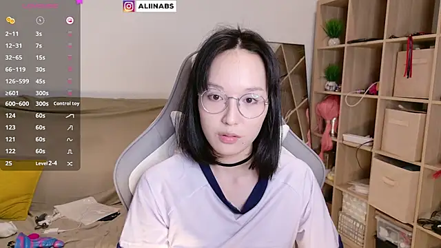 Snapshot of aliiiiiina chatting on 03-16-25, 11:47 aliiiiiina online show from 03-16-25, 11:47