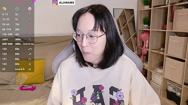 Snapshot of aliiiiiina chatting on 03-20-25, 10:29 aliiiiiina online show from 03-20-25, 10:29