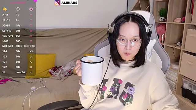 Snapshot of aliiiiiina chatting on 03-22-25, 12:39 aliiiiiina online show from 03-22-25, 12:39