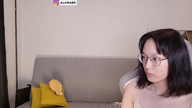 Snapshot of aliiiiiina chatting on 03-23-25, 02:04 aliiiiiina online show from 03-23-25, 02:04