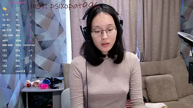 Snapshot of aliiiiiina chatting on 09-21-25, 09:55 aliiiiiina online show from 09-21-25, 09:55