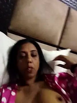 Snapshot of Mahi4luv chatting on 10-05-25, 11:24 Mahi4luv online show from 10-05-25, 11:24