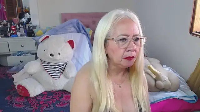 Snapshot of lucy_belle_bm chatting on 04-27-26, 02:26 lucy belle bm online show from 04-27-26, 02:26