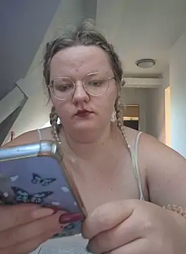 Snapshot of Fiona0705 chatting on 09-24-25, 06:28 Fiona0705 online show from 09-24-25, 06:28