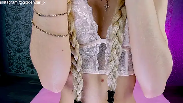 Akilla Queen online show from 11-18-25, 01:44