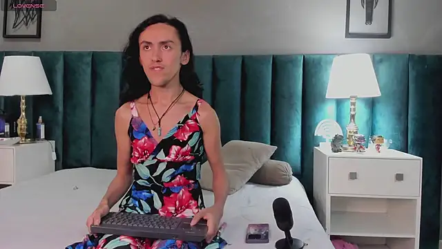 Snapshot of Karol_fenixx chatting on 01-08-25, 10:16 Karol fenixx online show from 01-08-25, 10:16