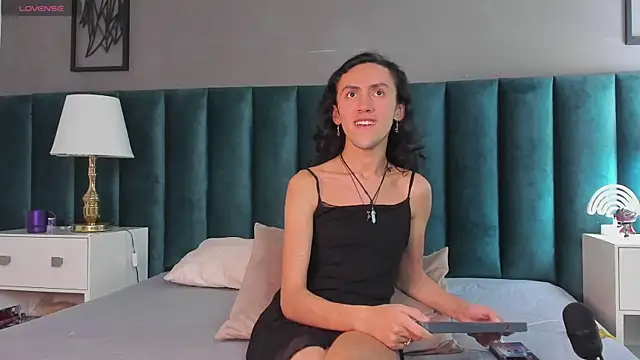 Snapshot of Karol_fenixx chatting on 02-13-25, 08:13 Karol fenixx online show from 02-13-25, 08:13