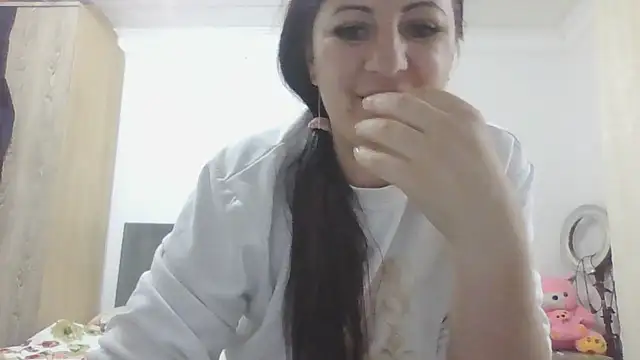 Snapshot of Naughtyredd chatting on 05-21-26, 10:44 Naughtyredd online show from 05-21-26, 10:44