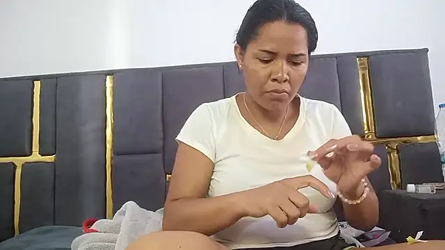 Snapshot of aleixane chatting on 11-14-25, 05:28 aleixane online show from 11-14-25, 05:28