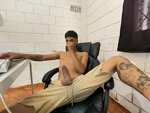 Snapshot of Max_TheHorseDick chatting on 05-14-26, 05:53 Max TheHorseDick online show from 05-14-26, 05:53