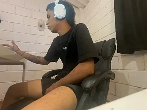 Snapshot of Max_TheHorseDick chatting on 05-21-26, 12:06 Max TheHorseDick online show from 05-21-26, 12:06