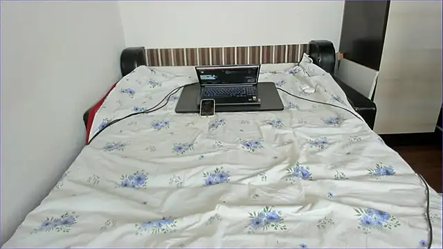 Snapshot of sweet-tinqerbell chatting on 06-12-26, 04:55 sweet-tinqerbell online show from 06-12-26, 04:55