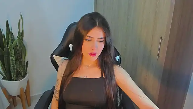 Snapshot of iriswest_ chatting on 12-30-24, 10:34 iriswest  online show from 12-30-24, 10:34