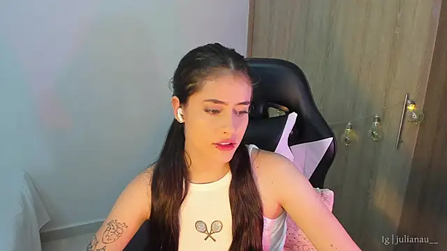 Snapshot of iriswest_ chatting on 01-13-25, 12:51 iriswest  online show from 01-13-25, 12:51