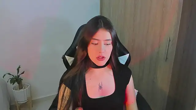 Snapshot of iriswest_ chatting on 02-11-25, 12:17 iriswest  online show from 02-11-25, 12:17
