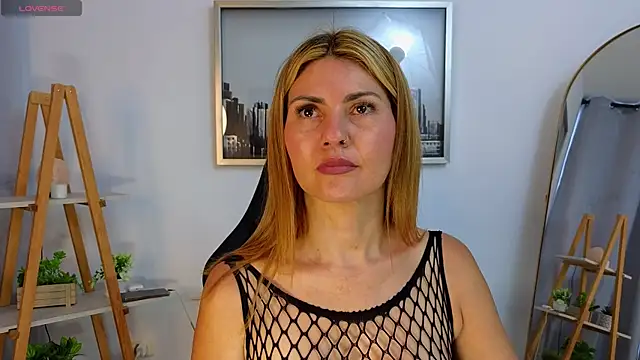 bella  adams online show from 10-18-25, 09:37