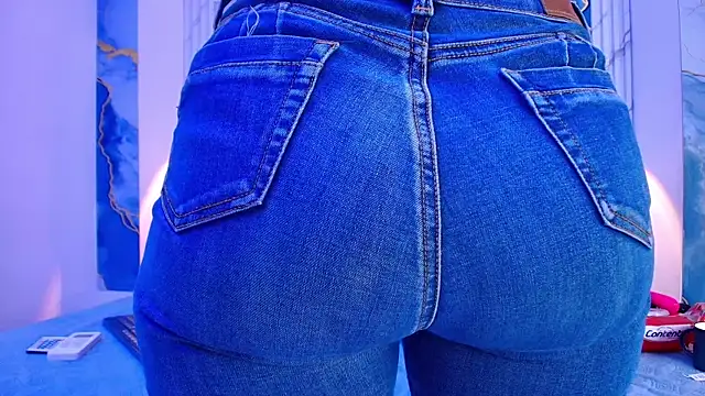 Snapshot of lorrayne_ chatting on 10-31-25, 12:06 lorrayne online show from 10-31-25, 12:06