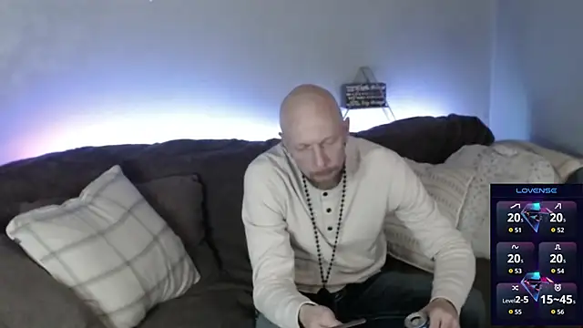 MaxRouger online show from 10-31-25, 06:47