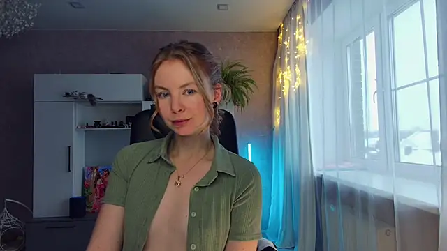 Cuddle Cat online show from 12-19-24, 07:07