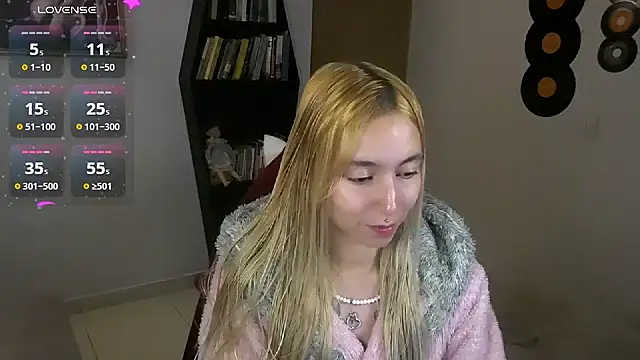 Snapshot of Saucy_Jenn chatting on 09-28-25, 01:11 Saucy Jenn online show from 09-28-25, 01:11