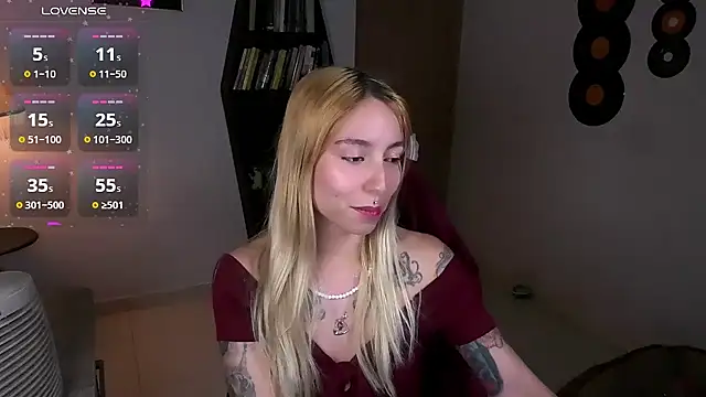 Snapshot of Saucy_Jenn chatting on 10-25-25, 02:52 Saucy Jenn online show from 10-25-25, 02:52