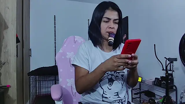 Snapshot of Hannah-grace chatting on 05-29-26, 11:19 Hannah-grace online show from 05-29-26, 11:19