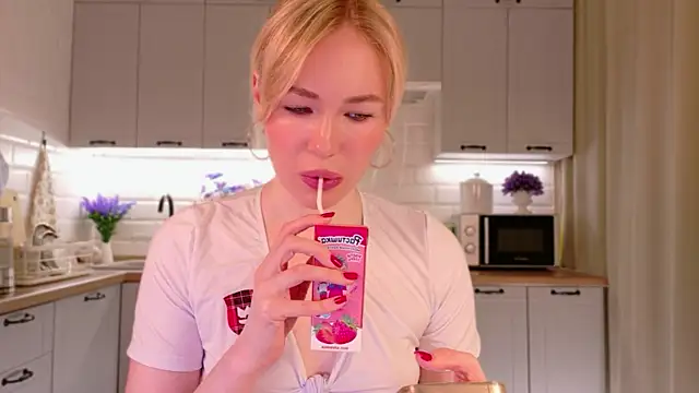 Veronika Mitchel online show from 11-19-25, 01:55