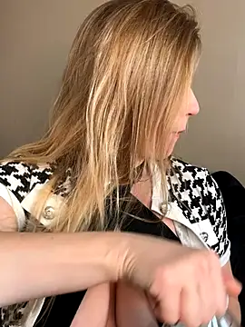 FoxyFrenchy online show from 10-17-25, 10:18