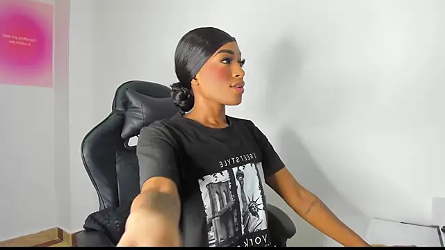 Snapshot of Emattaylor chatting on 02-08-25, 11:12 Emattaylor online show from 02-08-25, 11:12