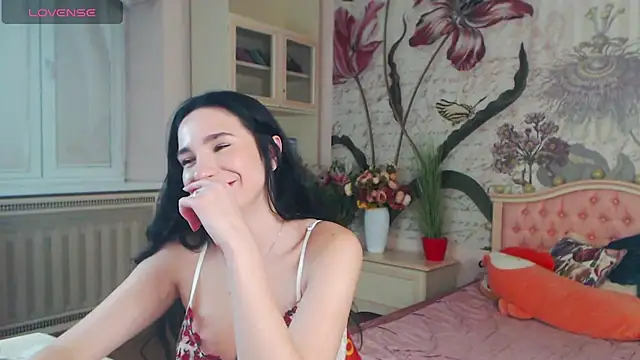 Snapshot of AliciaBow chatting on 12-17-24, 04:00 AliciaBow online show from 12-17-24, 04:00