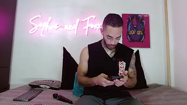 SophieFoxx17 online show from 06-12-26, 12:15