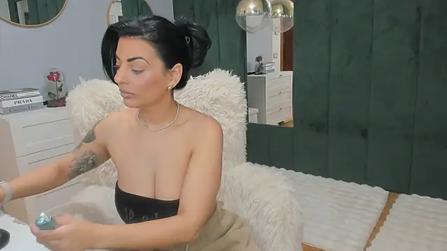 ElisaBaxter online show from 01-15-26, 04:17