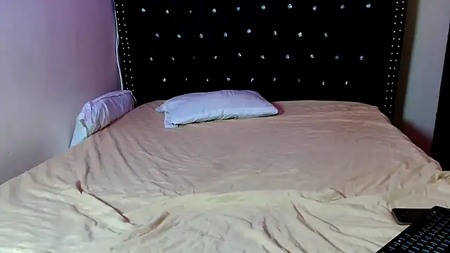 Snapshot of Toomuchbooty33 chatting on 09-30-25, 12:54 Toomuchbooty33 online show from 09-30-25, 12:54