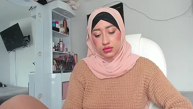 Snapshot of adila_anich chatting on 09-19-25, 06:30 adila anich online show from 09-19-25, 06:30