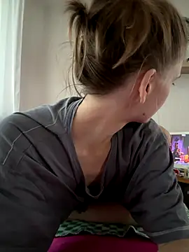 Snapshot of LeyaJohnson chatting on 09-11-25, 02:39 LeyaJohnson online show from 09-11-25, 02:39
