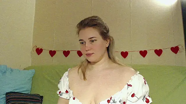 Snapshot of mmmPinUpGirl chatting on 04-22-26, 10:33 mmmPinUpGirl online show from 04-22-26, 10:33